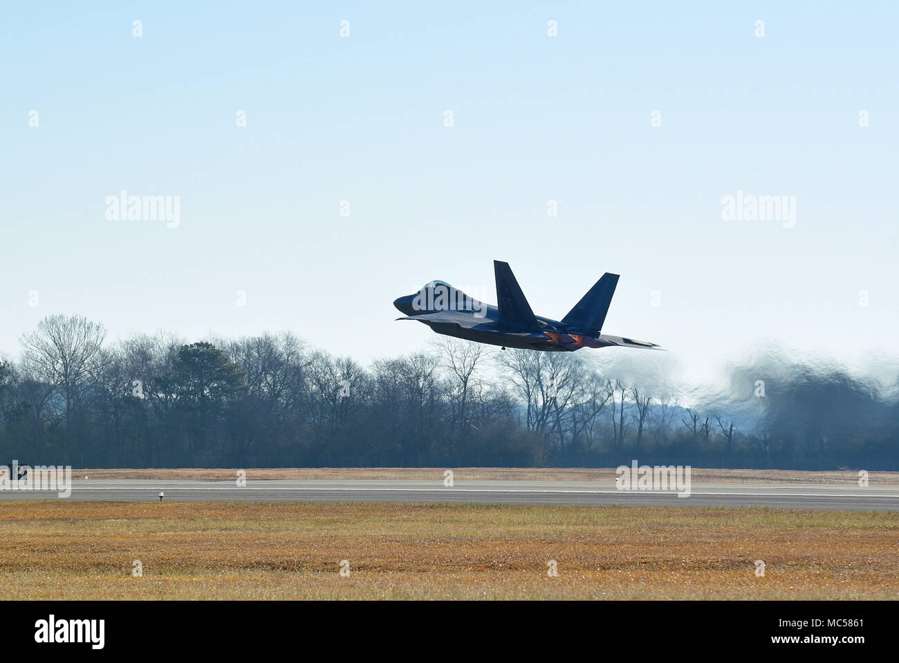 Un F-22 Raptor da combattimento aereo il comando F-22 Team di dimostrazione a Langley Air Force Base, Virginia, decolla prima di effettuare una dimostrazione pratica, Gennaio 26, 2018 presso Seymour Johnson Air Force Base in North Carolina. La F-22 aerodesign, avanzato controllo di volo, il calcolo del vettore di spinta e spinta elevato rapporto peso-forniscono la capacità di competere con successo con tutti gli attuali e gli aeromobili proiettata. (U.S. Air Force foto di Airman 1. Classe Kenneth Boyton) Foto Stock
