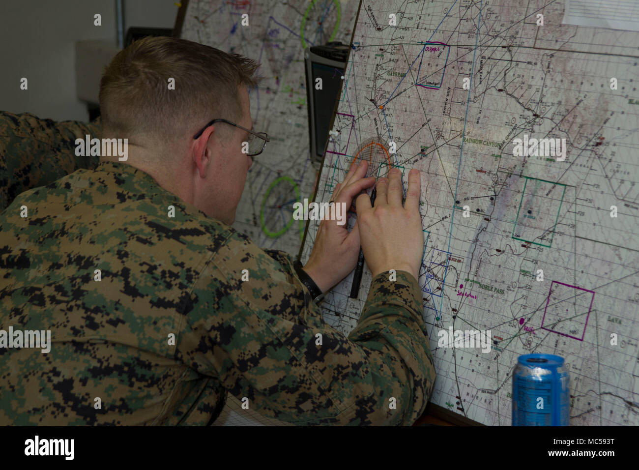 Master Sgt. Michael D. Wallace, fire rappresentante del supporto, addestramento tattico di esercitare il potere di controllo gruppo, partecipa a una prova di concetto a piedi nell'edificio TTECG a bordo del Marine Corps Air Ground Centro di combattimento, ventinove Palms, California, Gennaio 31, 2018. ROC passeggiate sono una forma di pratica intensiva per la strategia e la velocità del pensiero. (U.S. Marine Corps foto di PFC. Rachel K. Porter) Foto Stock