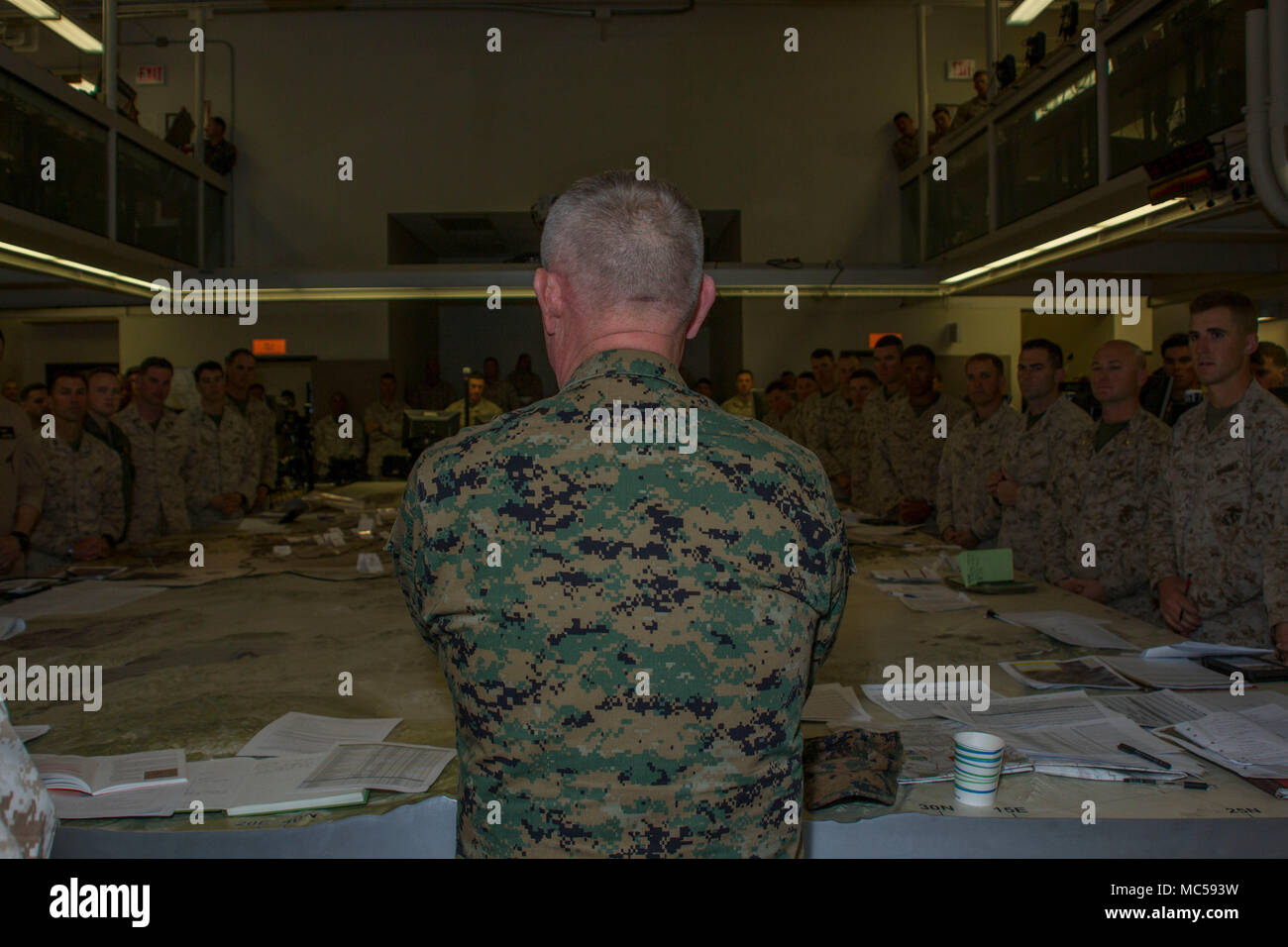 Lt. Gen. Lawrence D. Nicholson, III Marine forza expeditionary comandante generale, dà un discorso per i marines della III MEF prima della esecuzione della prova di concetto a piedi alla formazione tattica esercitano il controllo di costruire il gruppo a bordo del Marine Corps Air Ground Centro di combattimento, ventinove Palms, California, Gennaio 31, 2018. ROC passeggiate sono una forma di pratica intensiva per la strategia e la velocità del pensiero. (U.S. Marine Corps foto di PFC. Rachel K. Porter) Foto Stock