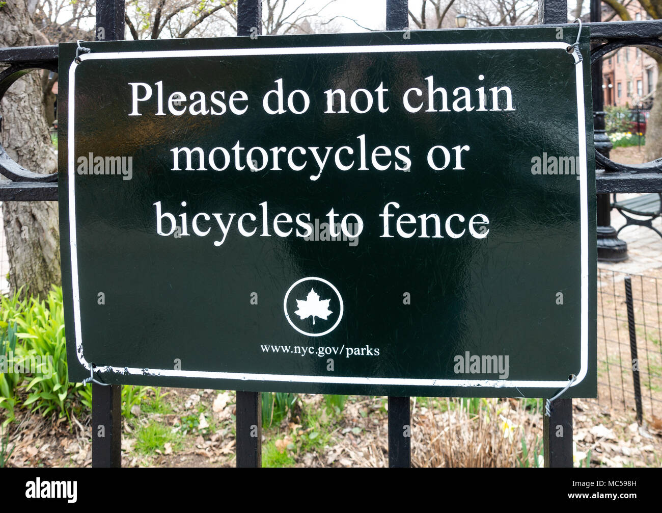 Un segno elencando alcune cose da non fare al di fuori di un piccolo parco di Brooklyn, New York Foto Stock