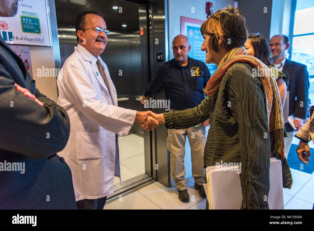 San Juan, Puerto Rico, 25 gennaio, 2018-membro dell'U.S. Casa dei Rappresentanti, Rosa DeLauro dal Connecticut (a destra), è accolto dal dottor Hector Villanueva del HealthProMed comunità clinica nel Barrio Obrero. FEMA/K.C. Wilsey Foto Stock