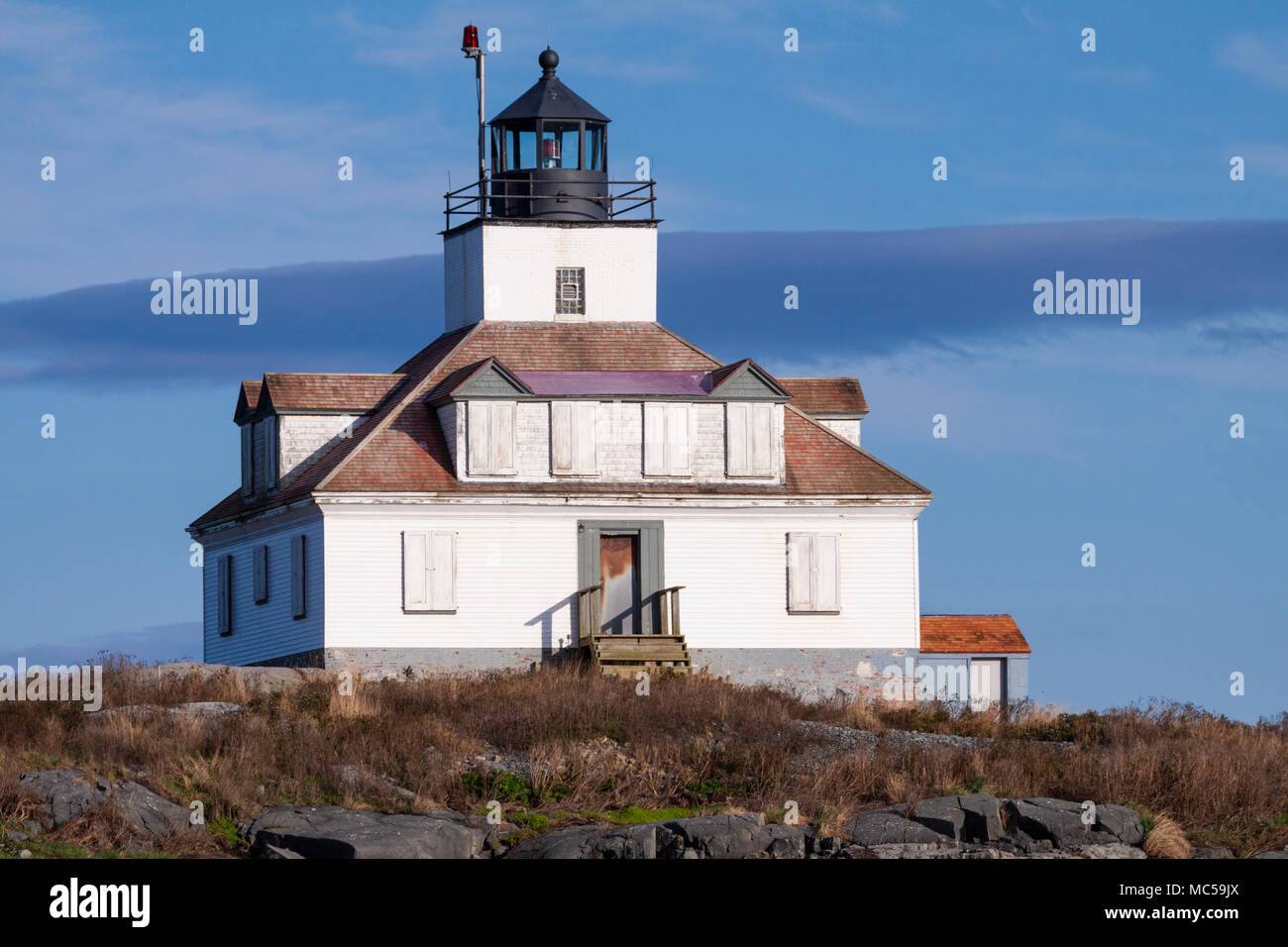 Il faro di Egg Rock, su un'isola nella Frenchman Bay, può essere visto da varie viste sulla strada Loop Road del Parco Nazionale di Acadia sull'Isola del Monte Desert. Foto Stock