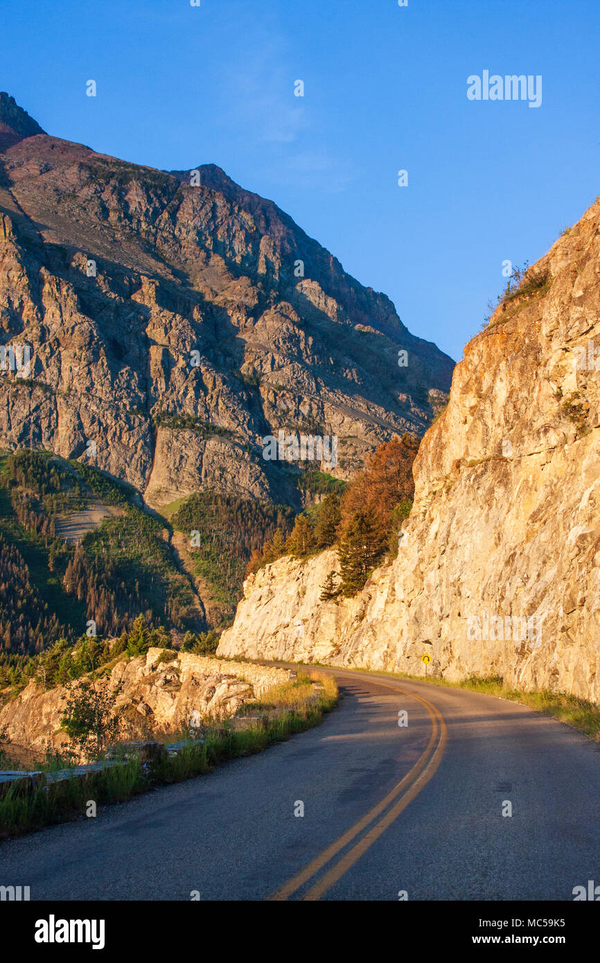 Illuminazione di sunrise le montagne lungo andare al Sun Road nel Glacier National Park in Montana. Foto Stock