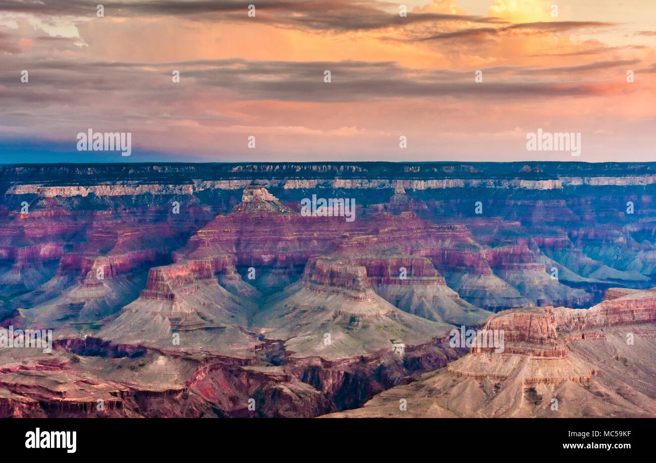 Alba sul bordo sud del Parco Nazionale del Grand Canyon in Arizona. Il Grand Canyon è una meraviglia geologica. Foto Stock