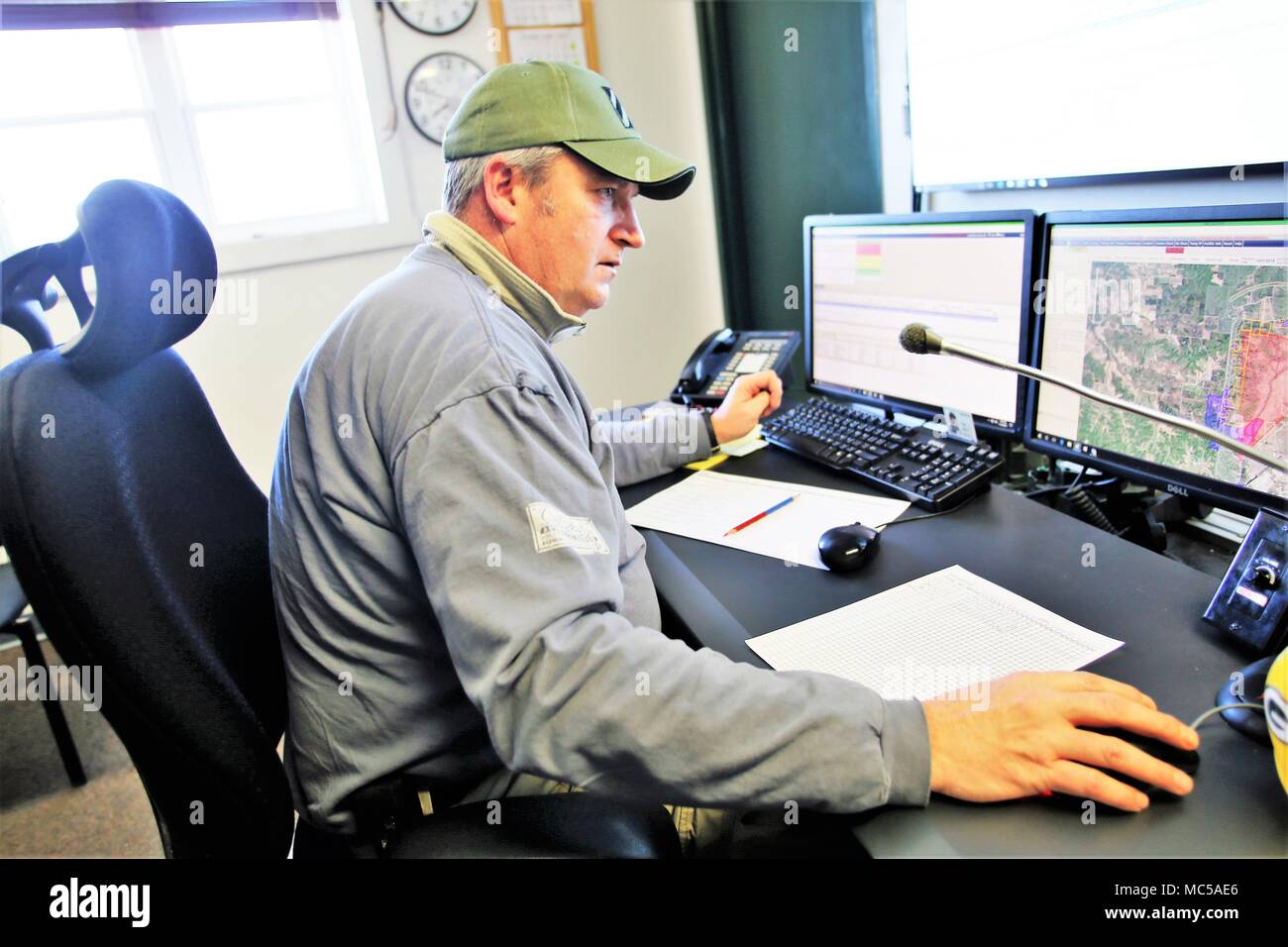 Controllo gamma marchio tecnico di conferire con la direzione dei piani, di formazione, di mobilitazione e di opere di protezione al fuoco Desk su gen. 16, 2018 a Fort McCoy, Wis. il desk gestisce le comunicazioni con le unità utilizzando la gamma complesso nonché come intervallo di manutenzione e di altro personale in tutto 46.000 acri di aree di formazione sulla Fort McCoy. (U.S. Foto dell'esercito da Scott T. Sturkol, Ufficio per gli affari pubblici, Fort McCoy, Wis.) Foto Stock