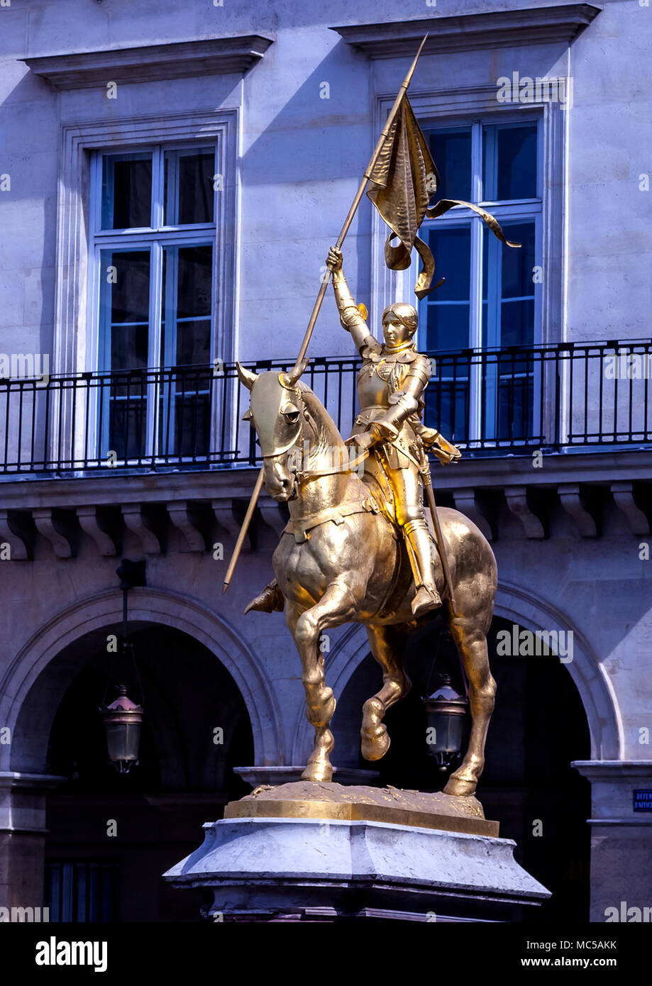 Statua di santa Giovanna d Arco progettato da Emmanuel Fremiet e situato in Place des Pyramides a Parigi Foto Stock