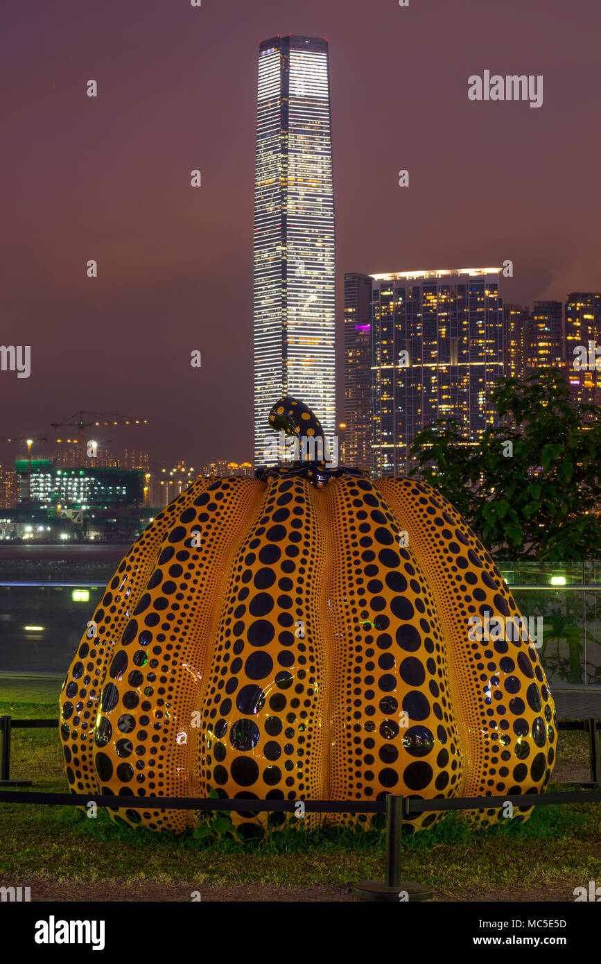 Gli artisti giapponesi Yayoi Kusama zucca al Harbour Arts Sculpture Park, il distretto centrale, Hong Kong, Cina. Foto Stock