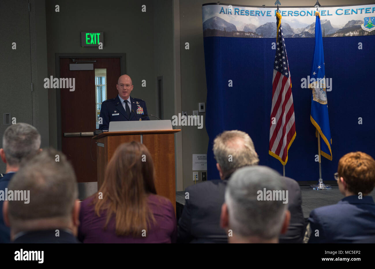 Col. Troy L. Endicott, Spazio 460th Wing Commander, prende il podio per le osservazioni di apertura durante il comandante onorario della cerimonia di induzione Aprile 3, 2017 su Buckley Air Force, Colorado. Il Buckley AFB Comandante onorario programma ha lo scopo di identificare interessi comuni tra civili e militari di vita e mira a sostenere gli sforzi della comunità e di lavorare insieme per risolvere i problemi di reciproco. (U.S. Air Force foto di Airman 1. Classe Holden S. Faul) Foto Stock
