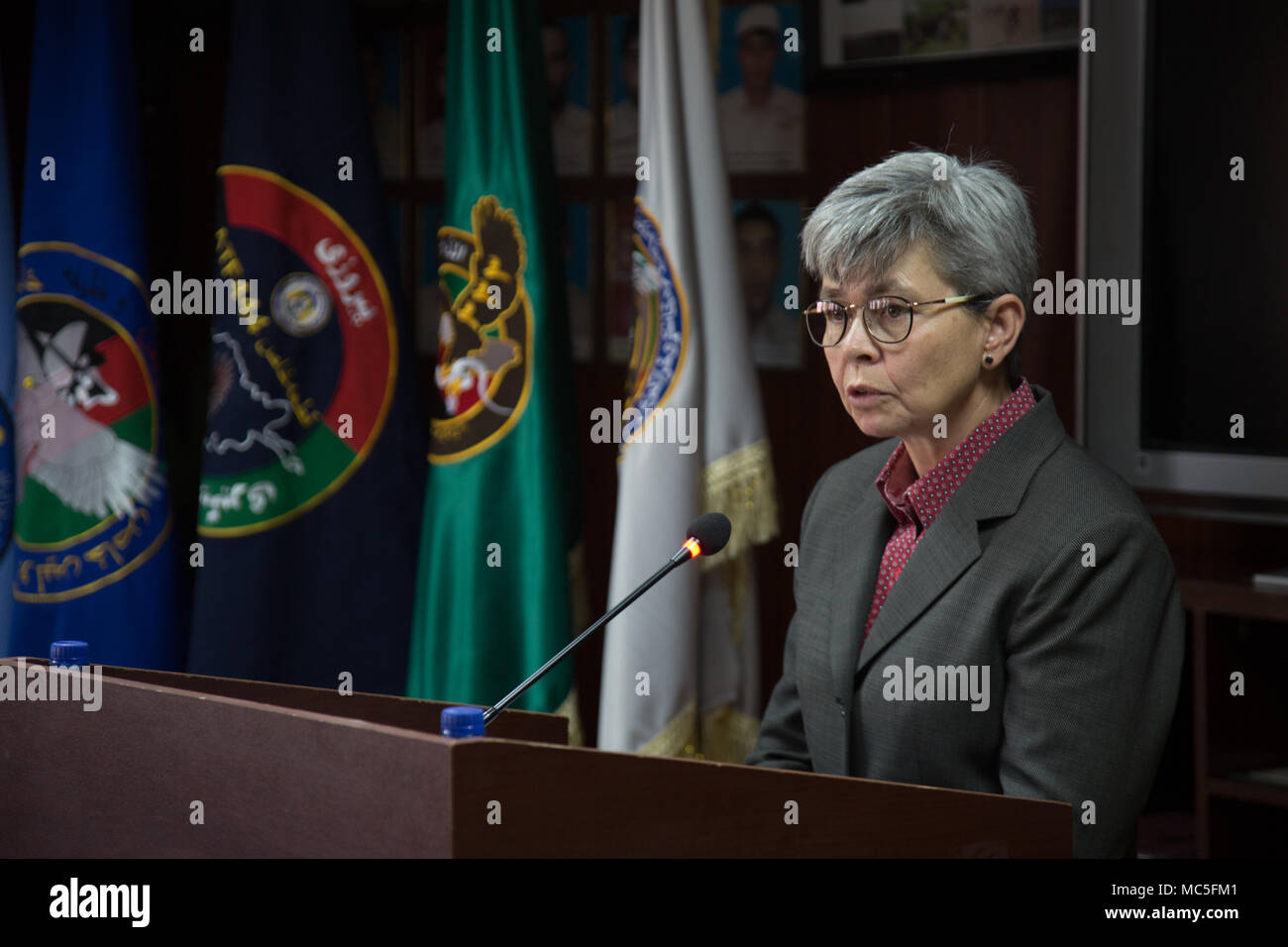 Ambasciatore di Australia in Afghanistan Nicola Gordon-Smith risolve il primo femmine per laurearsi presso il commando generale delle unità speciali di polizia" Fondazione femmina di corso presso la polizia speciale del Centro di formazione, Camp Wak, Kabul, Afghanistan, Aprile 5, 2018. (U.S. Esercito foto di Austin T. Boucher) Foto Stock