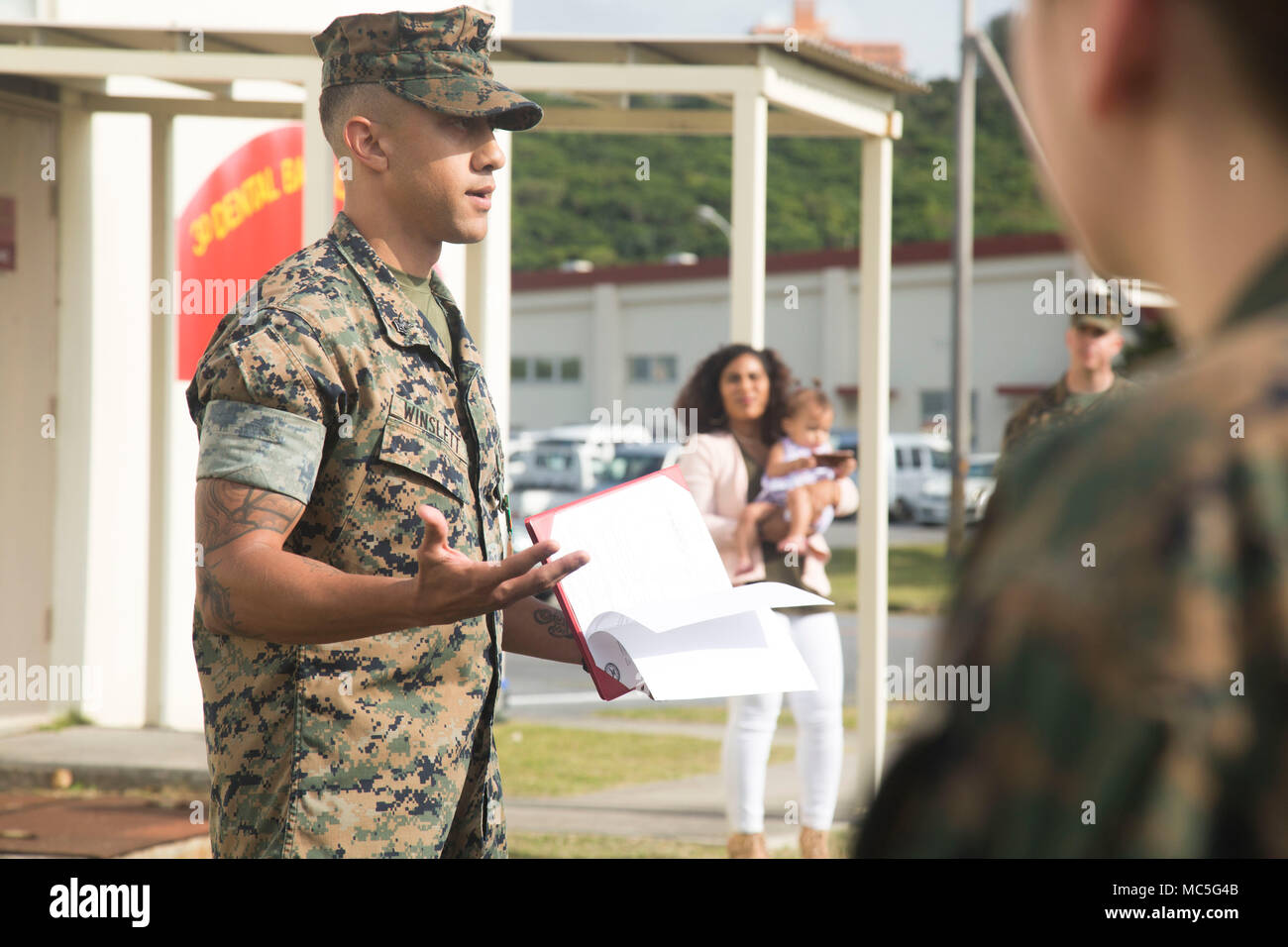 HM2 Winston Winslett, leader di Petty Officer in carica del Camp Schwab dental clinic, 3° Battaglione dentale, 3° Marine Logistics Group, dà un discorso ai suoi commilitoni dopo essere stato premiato con il terzo MLG il marinaio di l'anno a Camp Foster, Okinawa, in Giappone, 5 aprile 2018. Winslett è stato onorato con il 3° MLG il marinaio di l'anno per conoscere i suoi doveri di LPO per il Camp Schwab clinica dentale, che è una posizione di solito data per una maggiore-classifica Sailor. "La leadership è qui per darvi una critica costruttiva e vi incoraggio," Winslett detto. "Prendere i consigli e le critiche di t Foto Stock