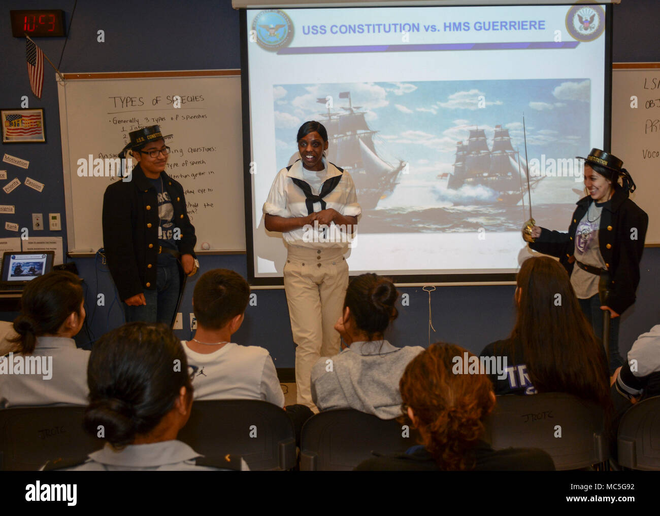 180404-N-SM577-0094 Waco, Texas (4 aprile 2018) Boatswain compagno del 1° classe Harned Ambra, assegnato alla USS Constitution, da Pine Bluff, arca. Dà una presentazione sulla storia di 'Old Ironsides all' Università di alta scuola Junior ROTC studenti durante la settimana della Marina Waco. Waco è una delle città selezionate per ospitare una marina 2018 settimana Una settimana dedicata al sollevamento U.S. Navy consapevolezza attraverso irradiazione locale, nel servizio alla comunità e mostre. (U.S. Foto di Marina di Massa lo specialista di comunicazione di terza classe Casey Scoular/rilasciato) Foto Stock