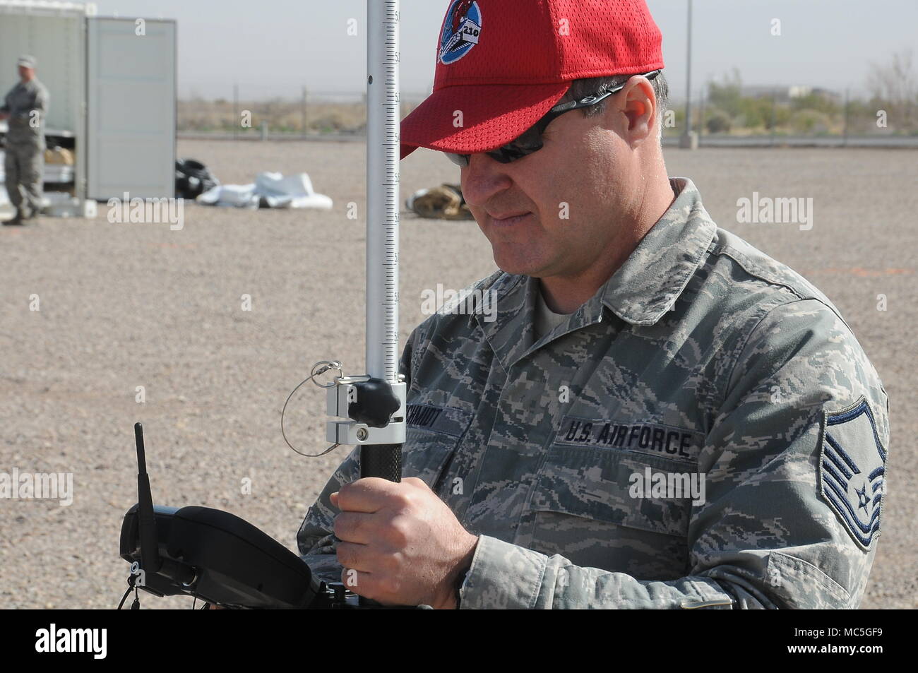 Master Sgt. Steve Schmidt, 210th REDHORSE, un assistente di ingegneria, tipi di cordinates nella S5 Trimble totale del sistema utilizzato per la tracciatura di nel caso in cui le tende verranno impostate per un campo di esercitazione il 4 aprile, a Holloman AFB, N.M. L'esercizio è un evento annuale per il 210th ingegnere rapidamente dispiegabile operativi pesanti riparare squadrone tecnico. (U.S. Air Force foto/Master Sgt Paula Aragona) Foto Stock