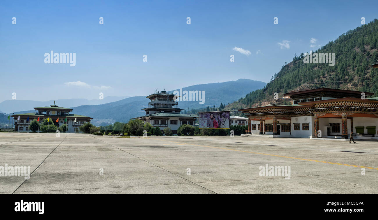 Paro, Bhutan - Aprile 9, 2016: l'unico aeroporto internazionale del Bhutan è Paro Airport che considerato uno del mondo più impegnativo aeroporti. - Foto Stock