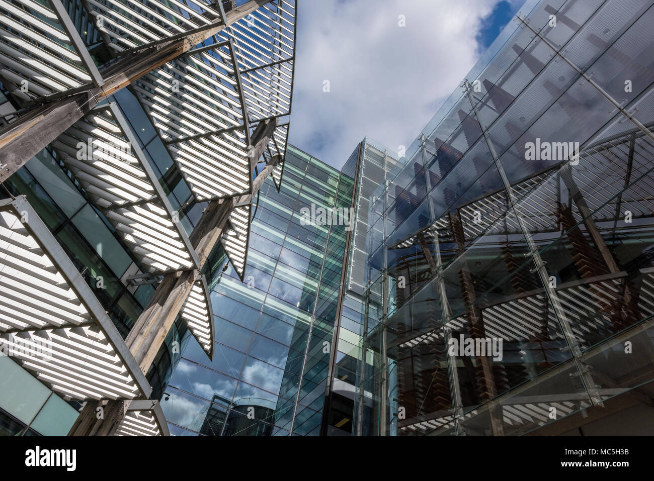 Stato dell'arte moderna architettura e vetro edifici astratta in area contemporanea sul fiume Tamigi a Londra. Architettura contemporanea sito. Foto Stock