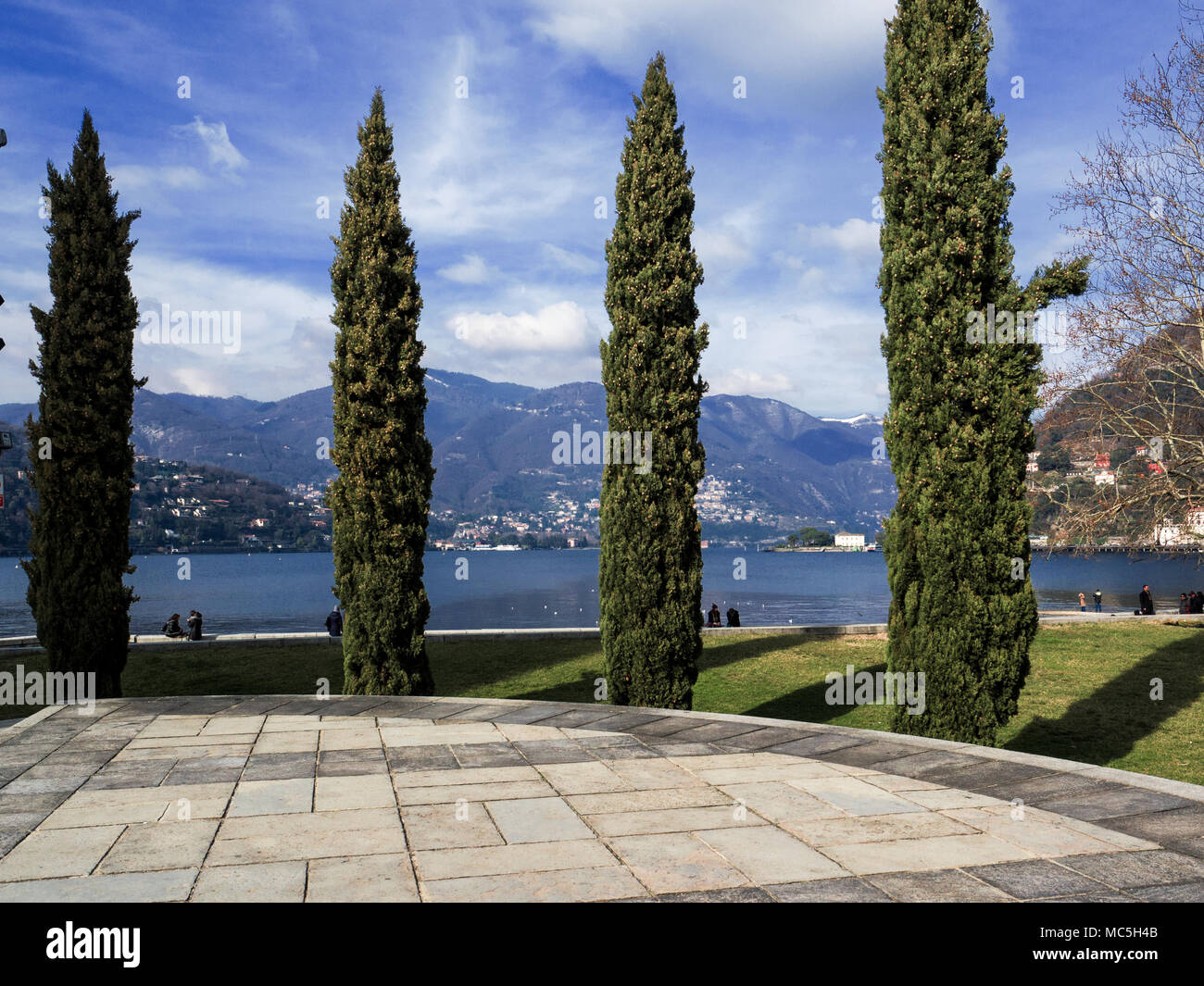 Terrazza con cipressi in un parco pubblico. Il lago di Como, Italia Foto Stock