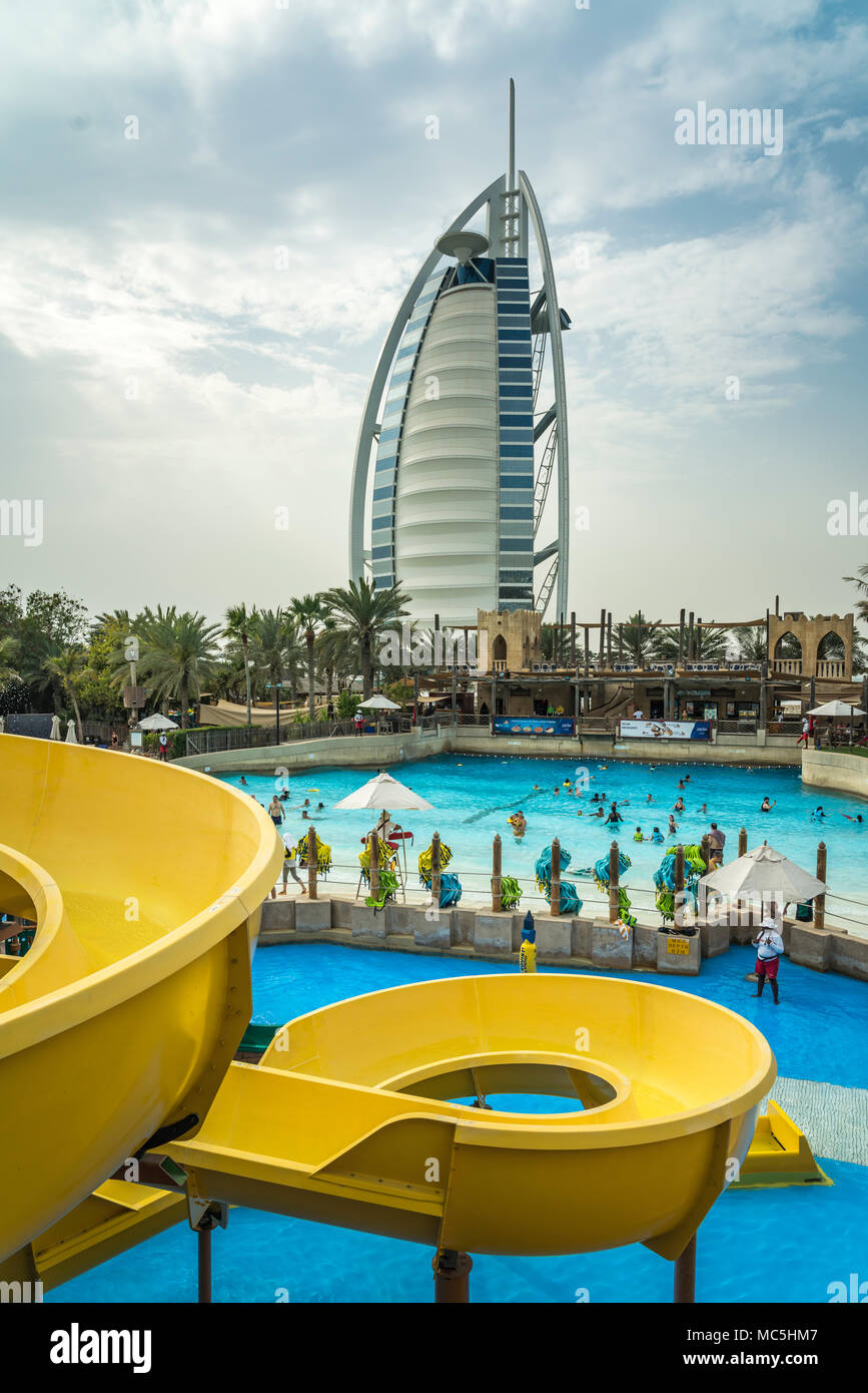 Il Burj Al Arab al Wild Wadi waterpark in Dubai, UAE, Medio Oriente. Foto Stock