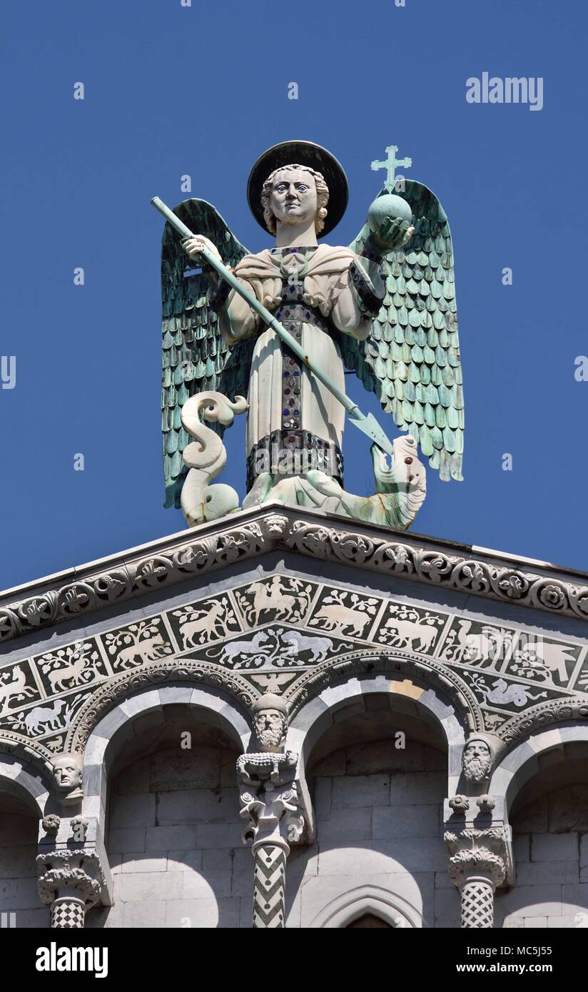 Close up della statua di San Michele del XIII secolo facciata romanica di San Michele in Foro, Lucca, Toscana, Italia Italia, italiano. Foto Stock