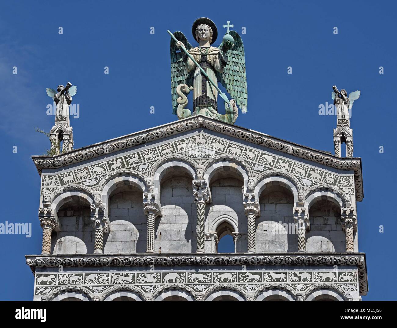 Close up della statua di San Michele del XIII secolo facciata romanica di San Michele in Foro, Lucca, Toscana, Italia Italia, italiano. Foto Stock