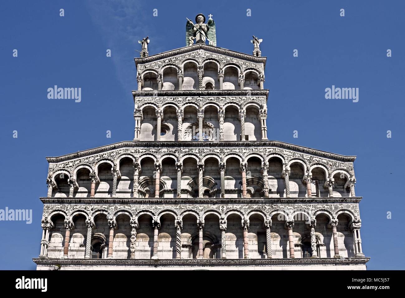 Close up della statua di San Michele del XIII secolo facciata romanica di San Michele in Foro, Lucca, Toscana, Italia Italia, italiano. Foto Stock