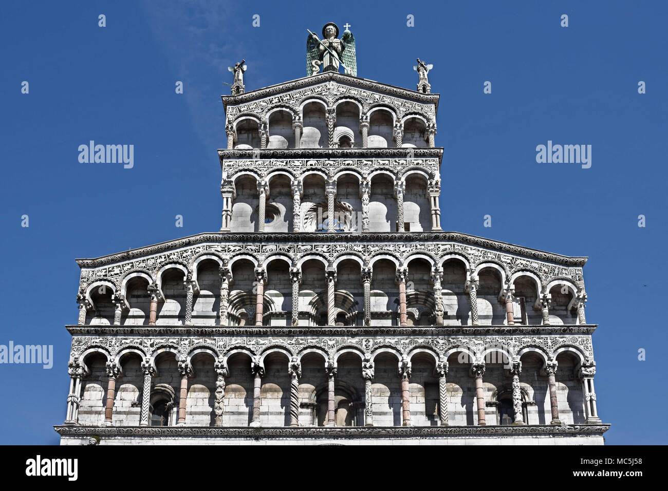 Close up della statua di San Michele del XIII secolo facciata romanica di San Michele in Foro, Lucca, Toscana, Italia Italia, italiano. Foto Stock