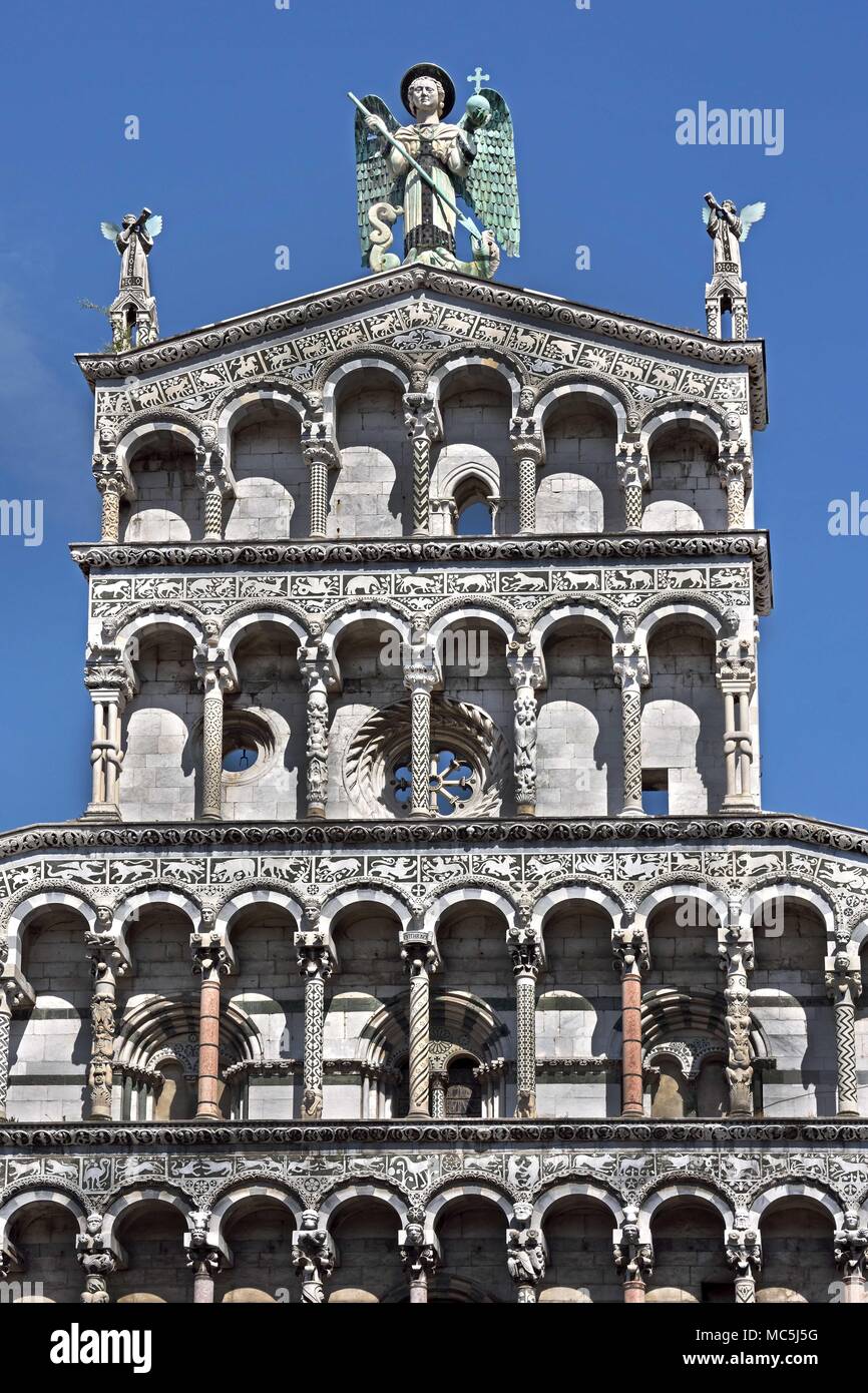Close up della statua di San Michele del XIII secolo facciata romanica di San Michele in Foro, Lucca, Toscana, Italia Italia, italiano. Foto Stock