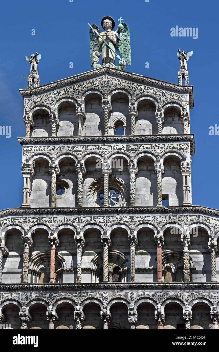 Close up della statua di San Michele del XIII secolo facciata romanica di San Michele in Foro, Lucca, Toscana, Italia Italia, italiano. Foto Stock