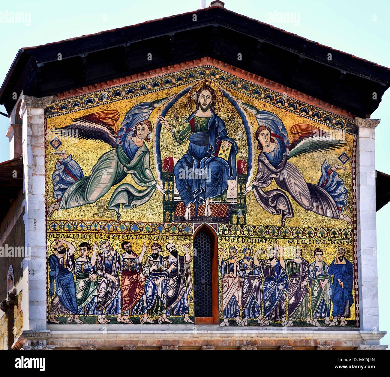 L Ascensione di Cristo il Salvatore da Berlinghiero Berlinghieri sulla facciata della Basilica di San Frediano su Piazza San Frediano, chiesa di Lucca, Italia, ITALIANO, Toscana. ( Dorati mosaici romanici ) Foto Stock