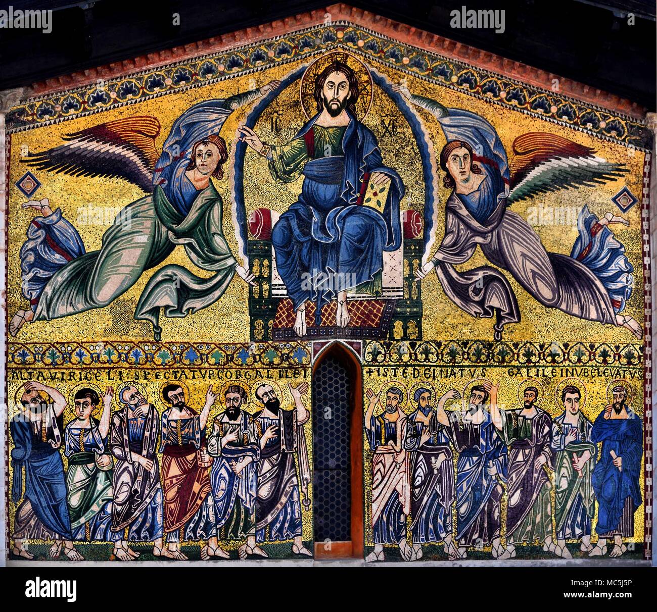 L Ascensione di Cristo il Salvatore da Berlinghiero Berlinghieri sulla facciata della Basilica di San Frediano su Piazza San Frediano, chiesa di Lucca, Italia, ITALIANO, Toscana. ( Dorati mosaici romanici ) Foto Stock