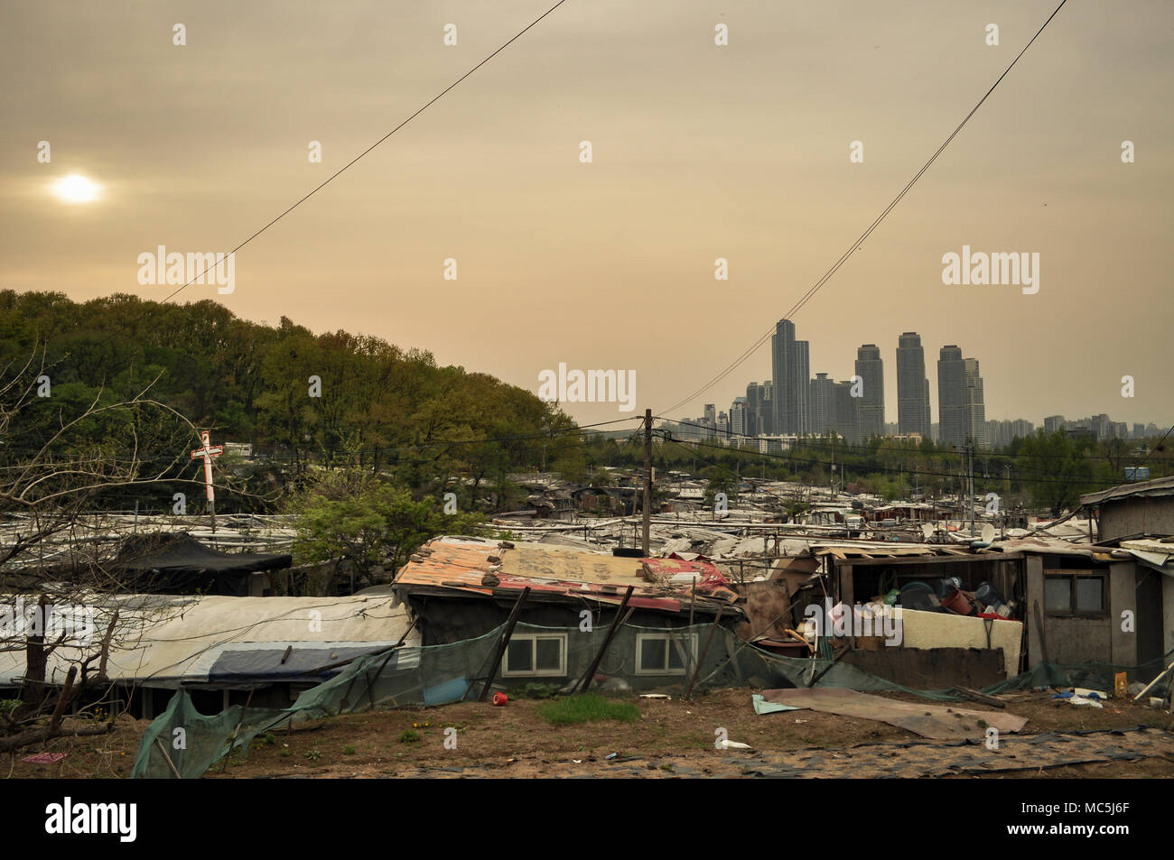 Questa baraccopoli è situato in Gangnam di Seoul, il più costoso terreni in Corea. Le torri che guardare al di sopra della baraccopoli mostra il divario tra ricchi e poveri. Foto Stock
