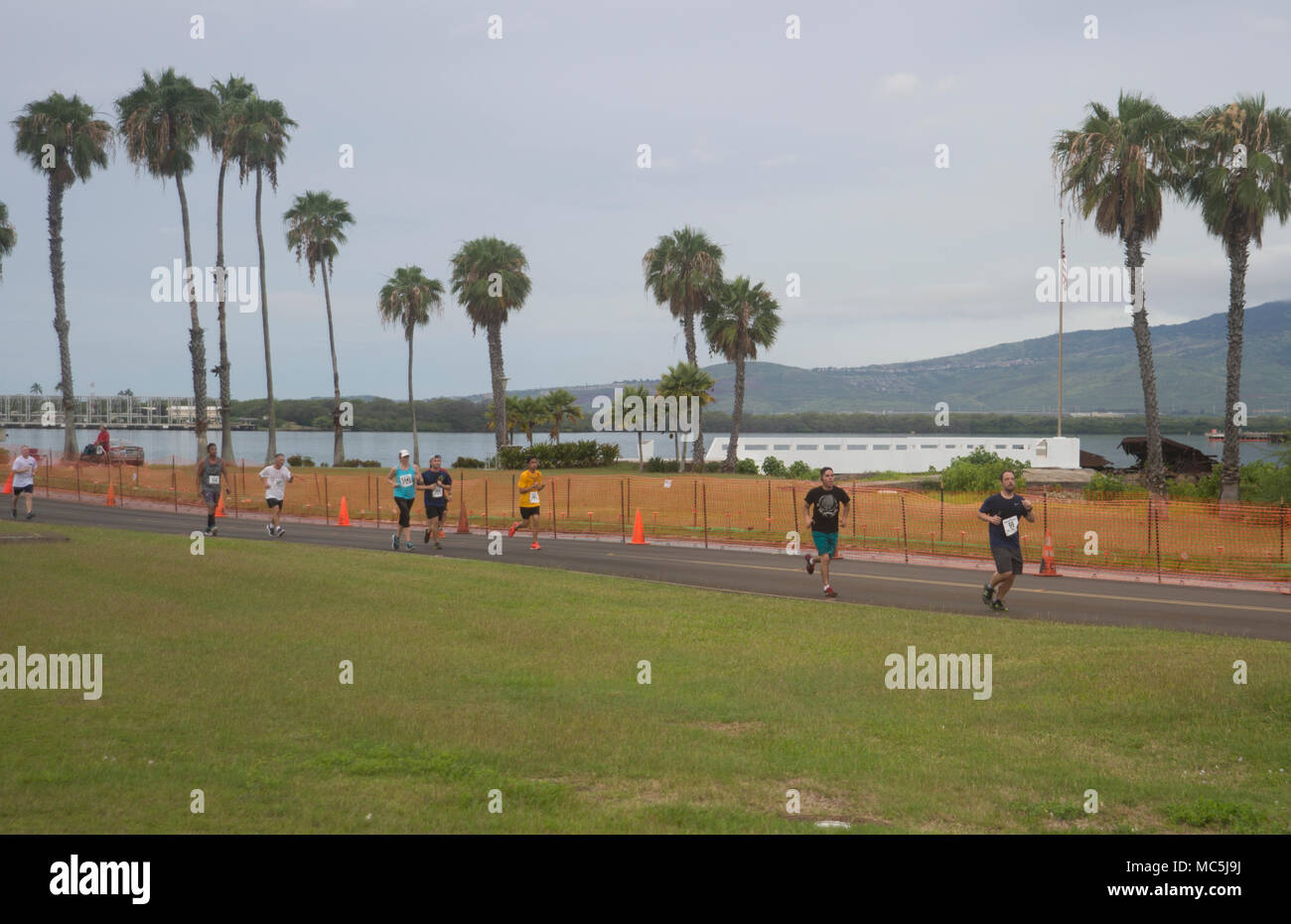 180407-N-IY142-178 PEARL HARBOR (7 aprile 2018) militari e membri della comunità di partecipare alla ventunesima edizione del Ford Island 10K ponte girare a base comune Harbor-Hickam perla. La Ford Island Bridge Run è uno dei più grandi 10K passa nello stato delle Hawaii. (U.S. Foto di Marina di Massa Communications Specialist 1a classe John Herman) Foto Stock