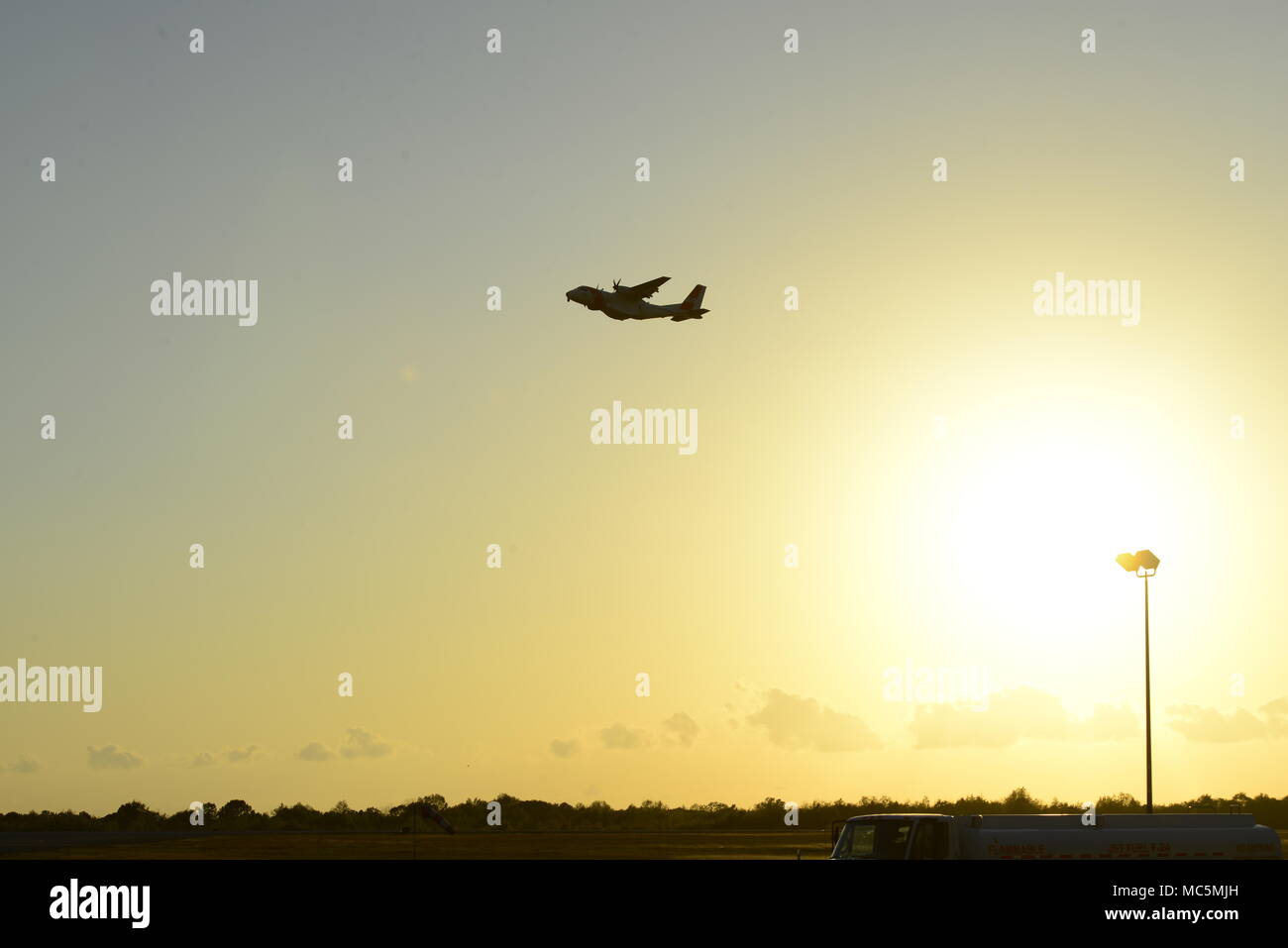 L'HC-144 Ocean Sentry è un aereo da pattuglia marittimo bimotore turboelica operato dalla Guardia Costiera degli Stati Uniti per missioni di sorveglianza e addestramento. L'immagine d'archivio registra un volo di addestramento condotto dal Coast Guard Aviation Training Center Mobile su Mobile, Alabama, nell'aprile 2018. La stampa fotografica storica documenta le operazioni di volo di routine a sostegno della qualificazione degli equipaggi e dello sviluppo delle capacità. Foto Stock