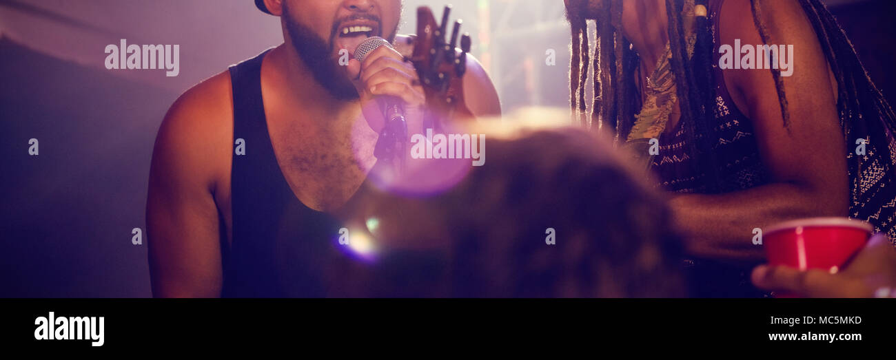 Musicisti al nightclub illuminato Foto Stock