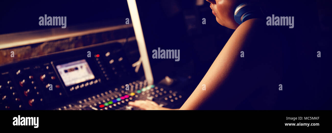 Ingegnere audio utilizzando equipaggiamento di registrazione audio Foto Stock