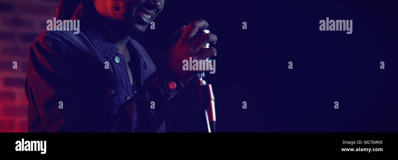 Cantante maschio esegue nella musica popolare concerto Foto Stock