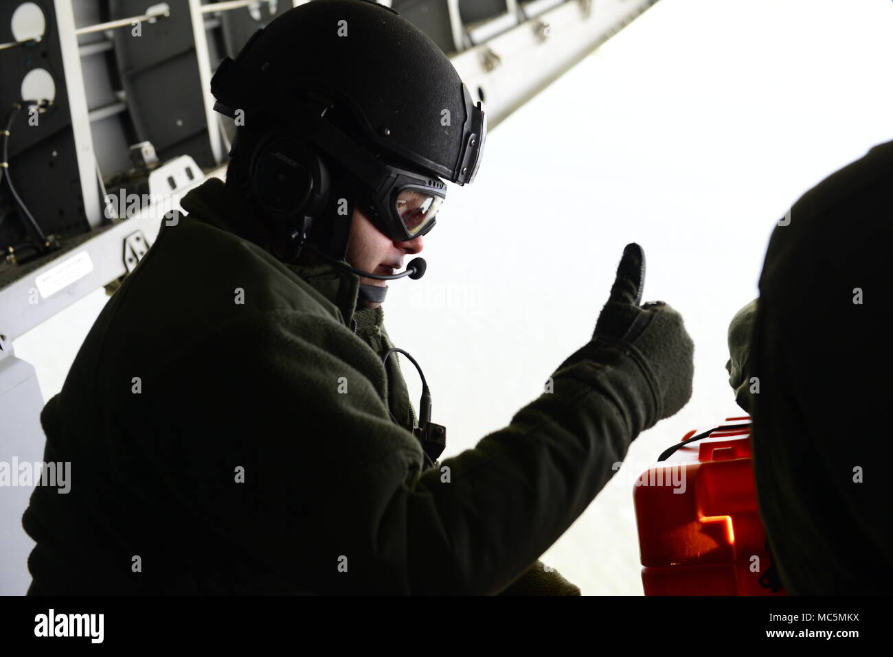 L'HC-144 Ocean Sentry è un aereo da pattuglia marittimo bimotore turboelica operato dalla United States Coast Guard e prodotto dalla Airbus Military come variante del CASA CN-235. Il 5 aprile 2018, l'equipaggio ha coordinato un lancio di carico su una nave ausiliaria della Guardia Costiera al largo di Biloxi, Mississippi. L'immagine di archivio documenta le procedure di consegna aerea durante la formazione costiera. Foto Stock