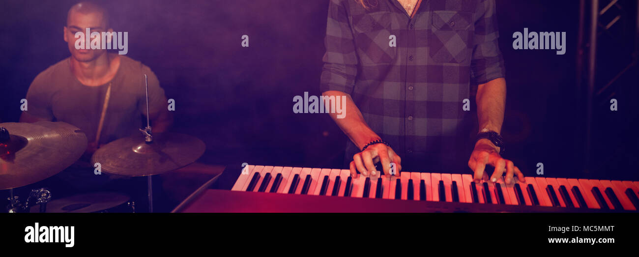 Musicista maschio suonare il pianoforte presso la discoteca Foto Stock