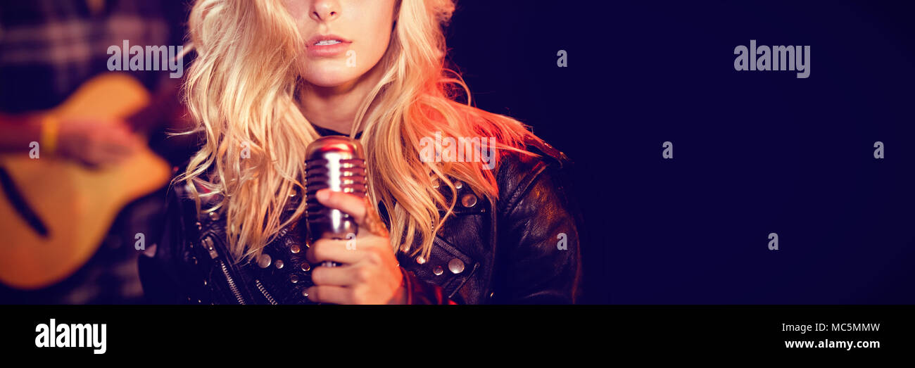 Ritratto del cantante femminile con capelli biondi Foto Stock