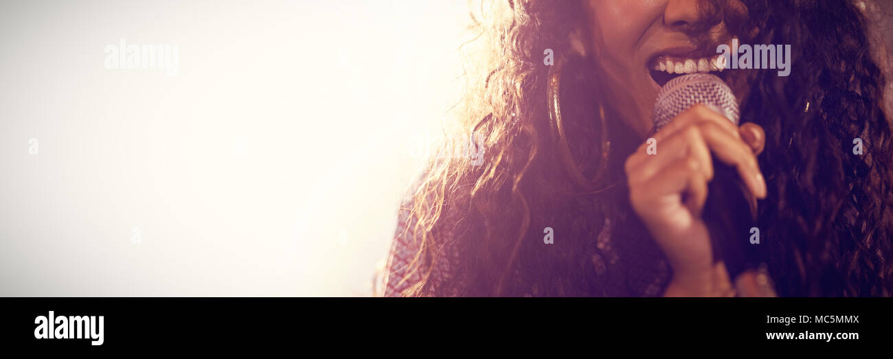 Donna cantare in concerto Foto Stock