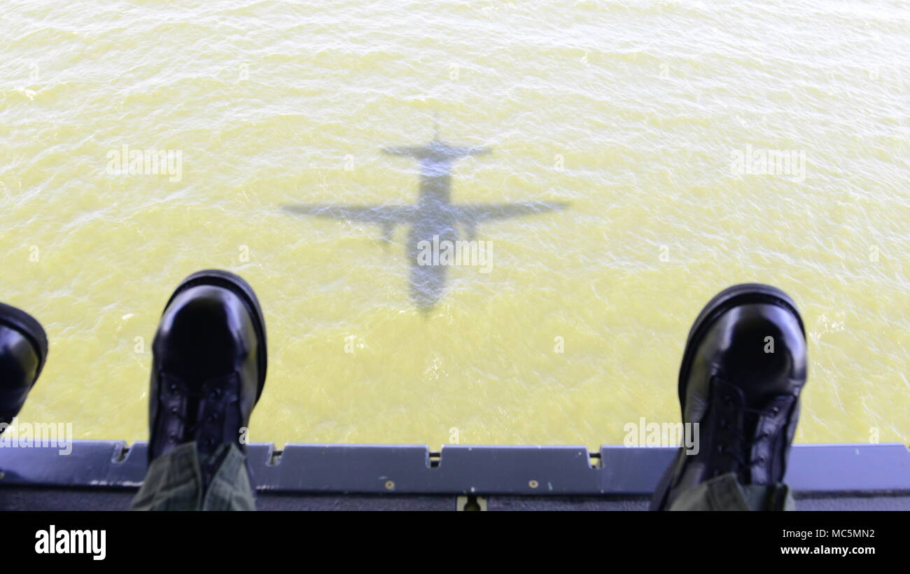 L'HC-144 Ocean Sentry è un aereo da pattuglia marittimo bimotore turboelica operato dalla United States Coast Guard e costruito dalla Airbus Military come variante CASA CN-235. Il 5 aprile 2018, l'aereo ha completato un deposito merci vicino a Biloxi, Mississippi. L'immagine di archivio documenta le operazioni di consegna aerea condotte sulle acque costiere. Foto Stock
