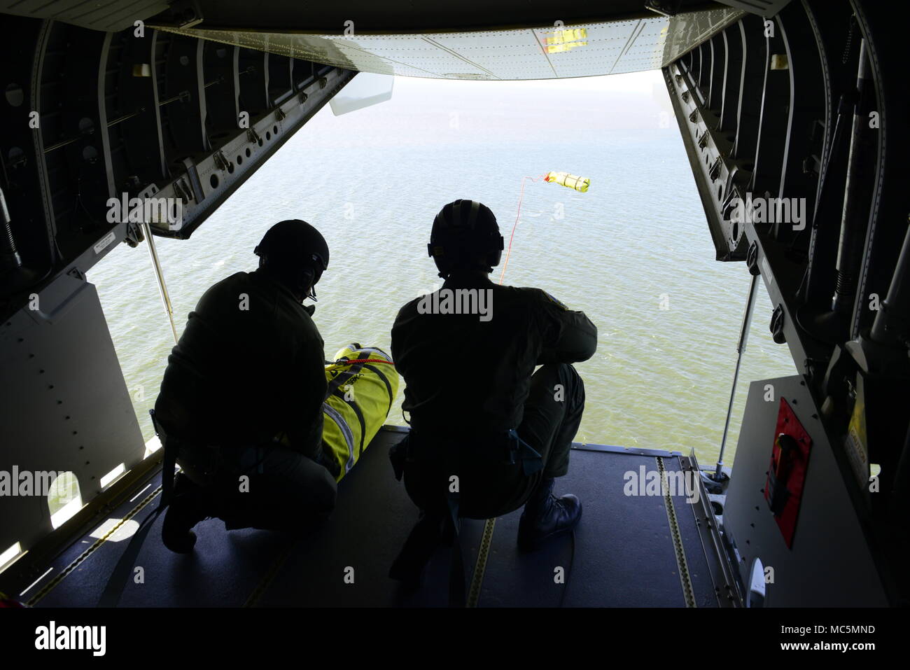 L'HC-144 Ocean Sentry è un aereo bimotore turboelica di pattuglia marittima operato dalla United States Coast Guard e prodotto dalla Airbus Military come variante CASA CN-235. Il 5 aprile 2018, l'equipaggio ha condotto una caduta di carico su una nave ausiliaria della Guardia Costiera vicino a Biloxi, Mississippi. L'immagine di archivio documenta la consegna aerea coordinata durante le operazioni costiere. Foto Stock