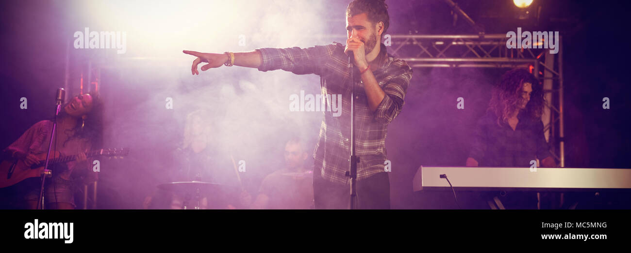 Cantante maschio di eseguire sul palco Foto Stock