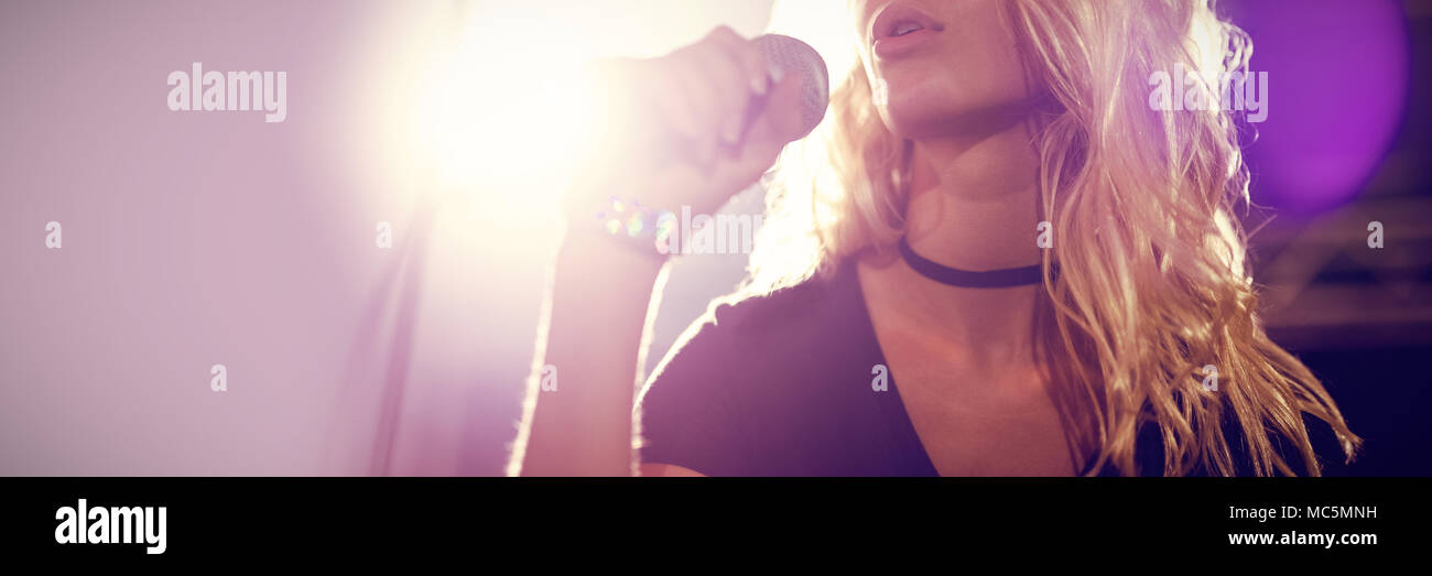 Il cantante esegue in concerto in discoteca Foto Stock