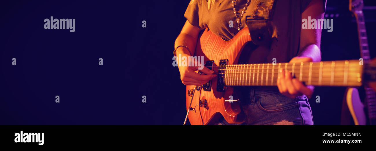 La sezione centrale della donna a suonare la chitarra Foto Stock
