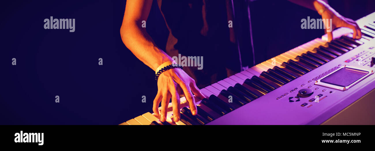 La sezione centrale del musicista maschio suonando piano Foto Stock