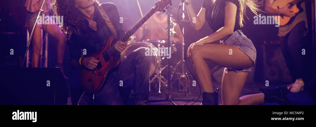 Musicisti sul palco in discoteca Foto Stock