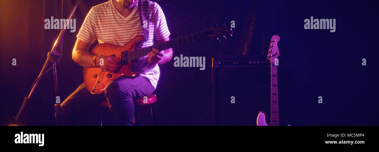 Uomo a suonare la chitarra in concerto Foto Stock