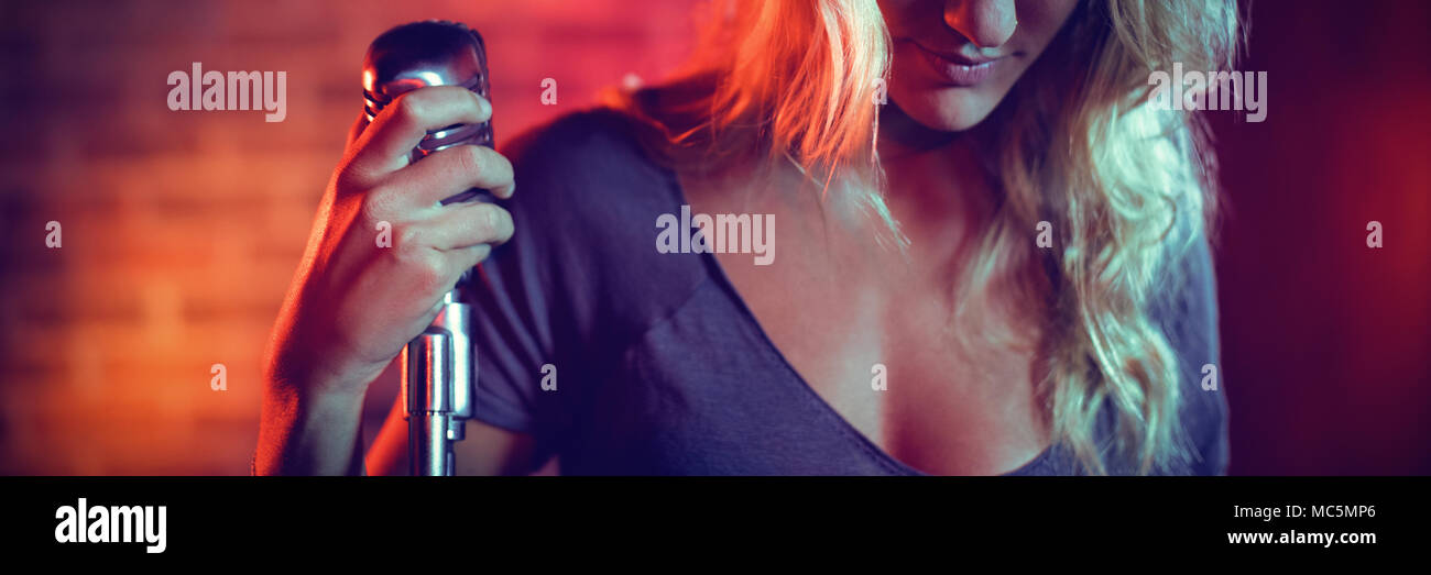 Cantante con microhpone in discoteca Foto Stock