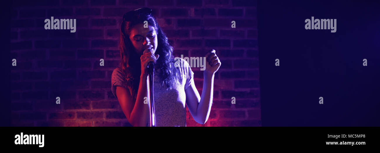 Il cantante esegue in concerto nel club Foto Stock