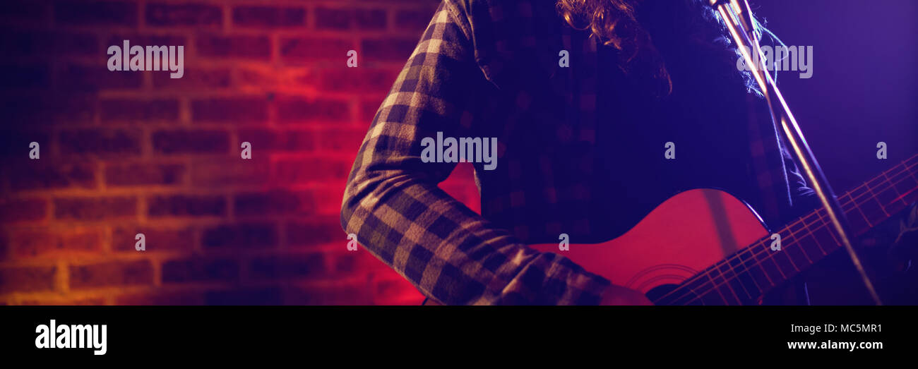 Cantante maschio di eseguire con la chitarra in discoteca Foto Stock