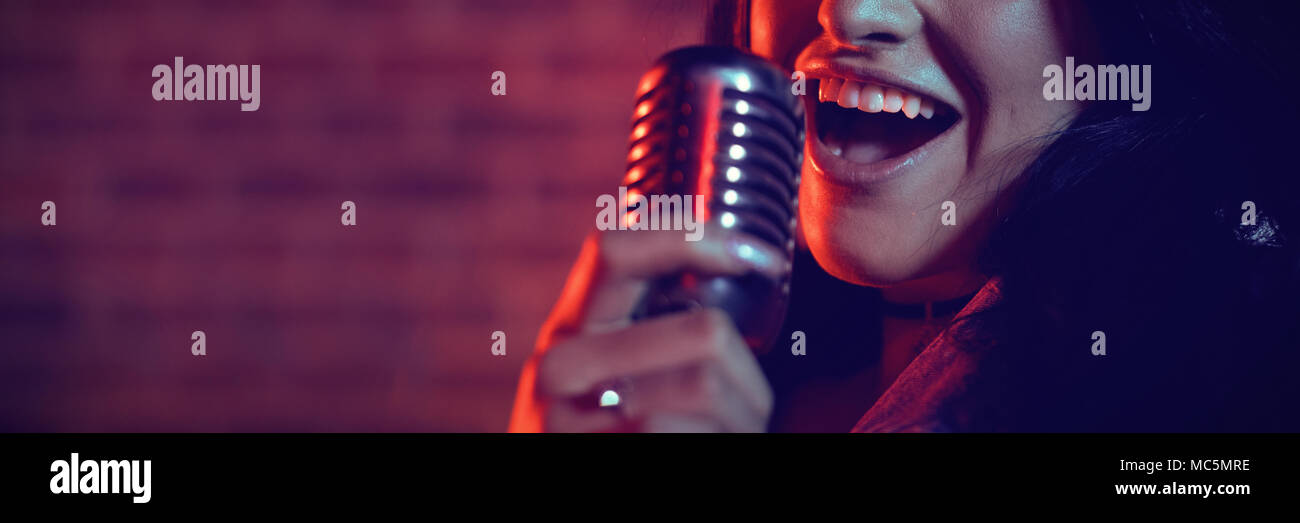 Ritratto del cantante femminile di eseguire in discoteca Foto Stock